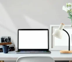 Sklep Kaja Biała lampka biurkowa na drewnianej podstawie TB-37263-BG SENZA | Kaja* Lampki Biurkowe