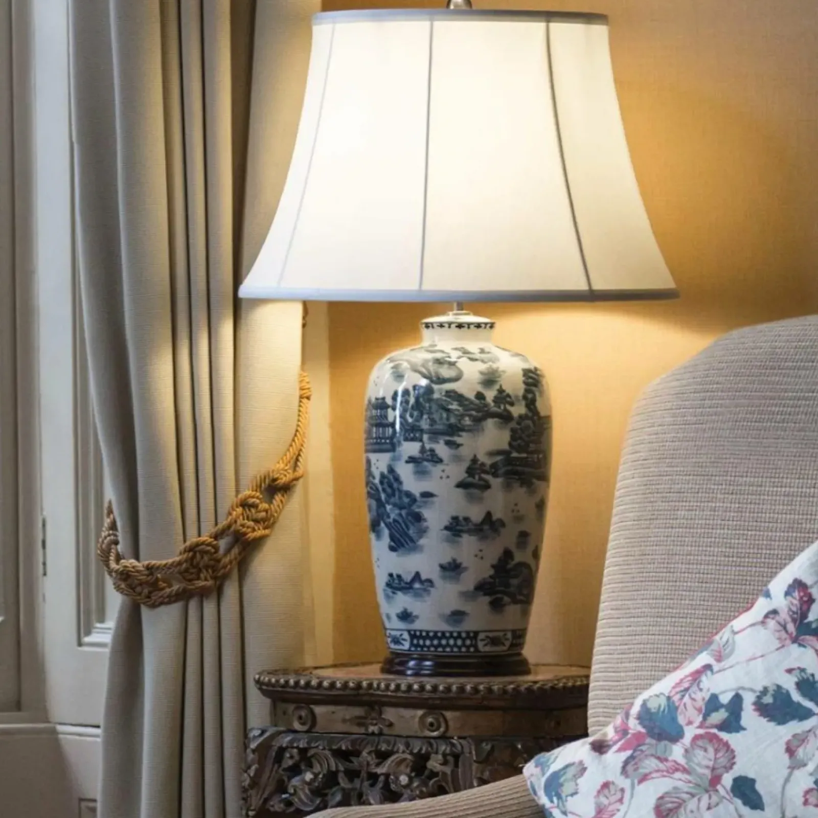 Sklep Kaja Biało-niebieska lampa stołowa BLUE-G-JAR-TL z serii BLUE GINGER JAR* Lampki Stołowe Z Abażurem|Tradycyjne Lampki Stołowe
