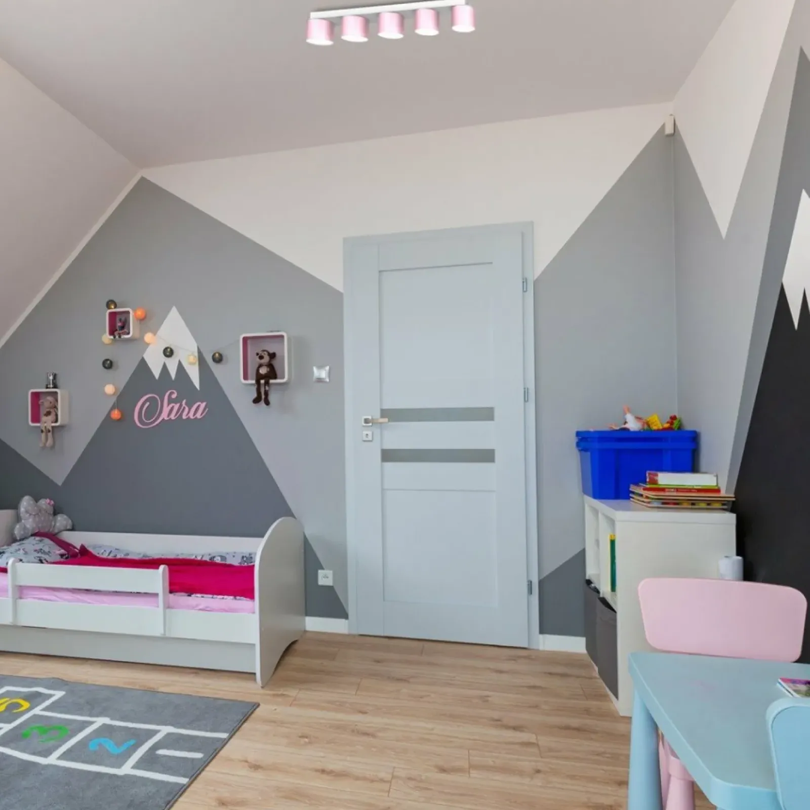 Sklep Kaja Biało-różowa lampa sufitowa, na pięć żarówek MLP7557 z serii DIXIE | Kaja Oświet Store