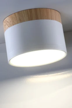 Sklep Kaja Biały spot z elementem drewna, do holu 2273648 z serii TUBA | Kaja* Lampy Led