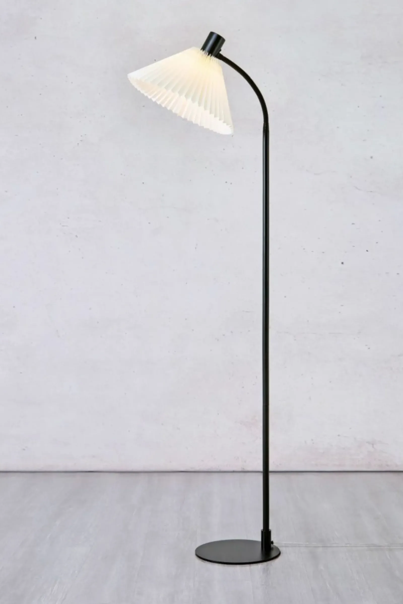 Sklep Kaja Czarna lampa podłogowa z ozdobnym abażurem 108568 z serii MIRA | Kaja* Lampy Podłogowe Z Abażurem