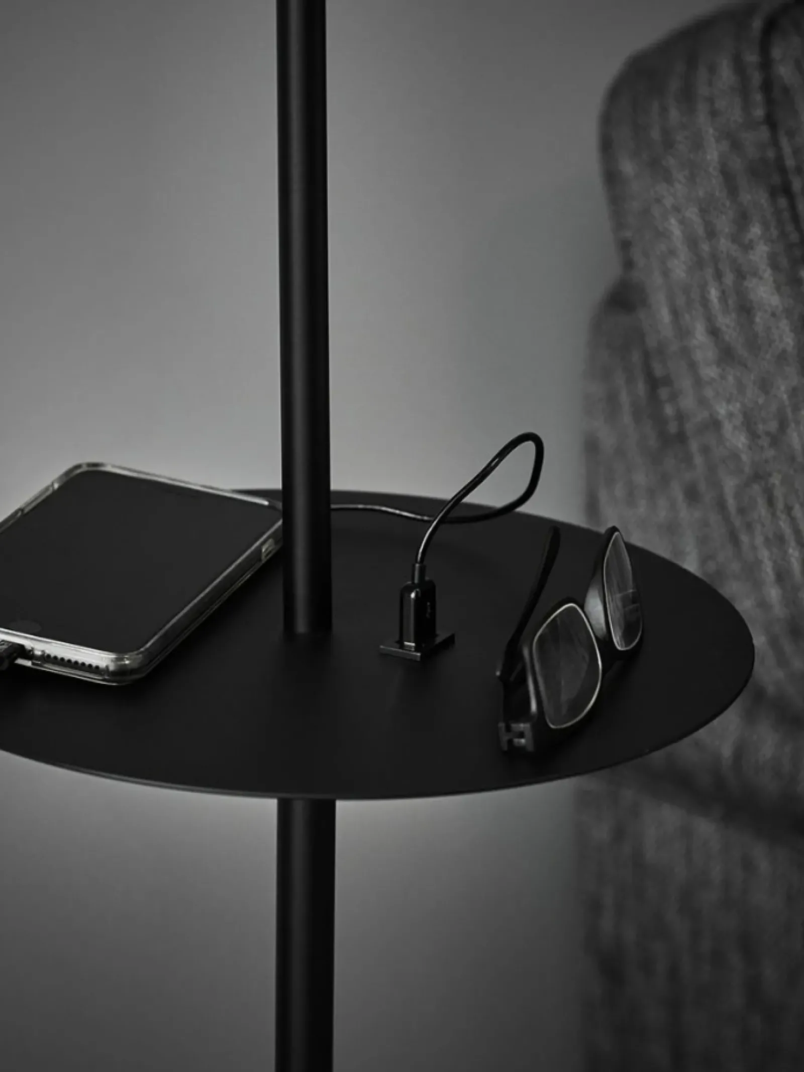 Sklep Kaja Czarna lampa podłogowa z półką i gniazdem USB 107307 | Kaja* Tradycyjne Lampy Podłogowe