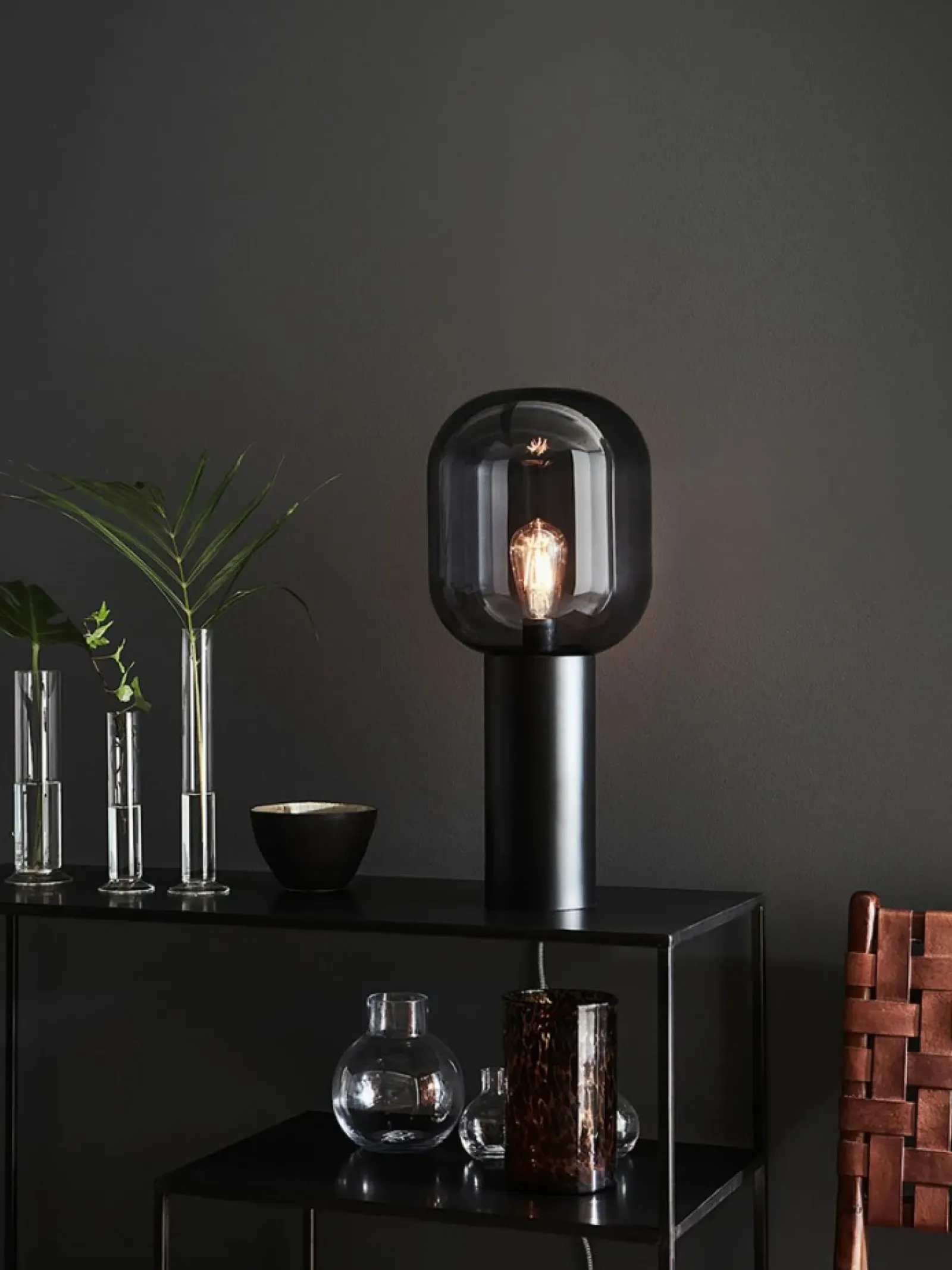 Sklep Kaja Czarna lampa stołowa klosz w kształcie żarówki 107479| Kaja* Nowoczesne Lampki Stołowe