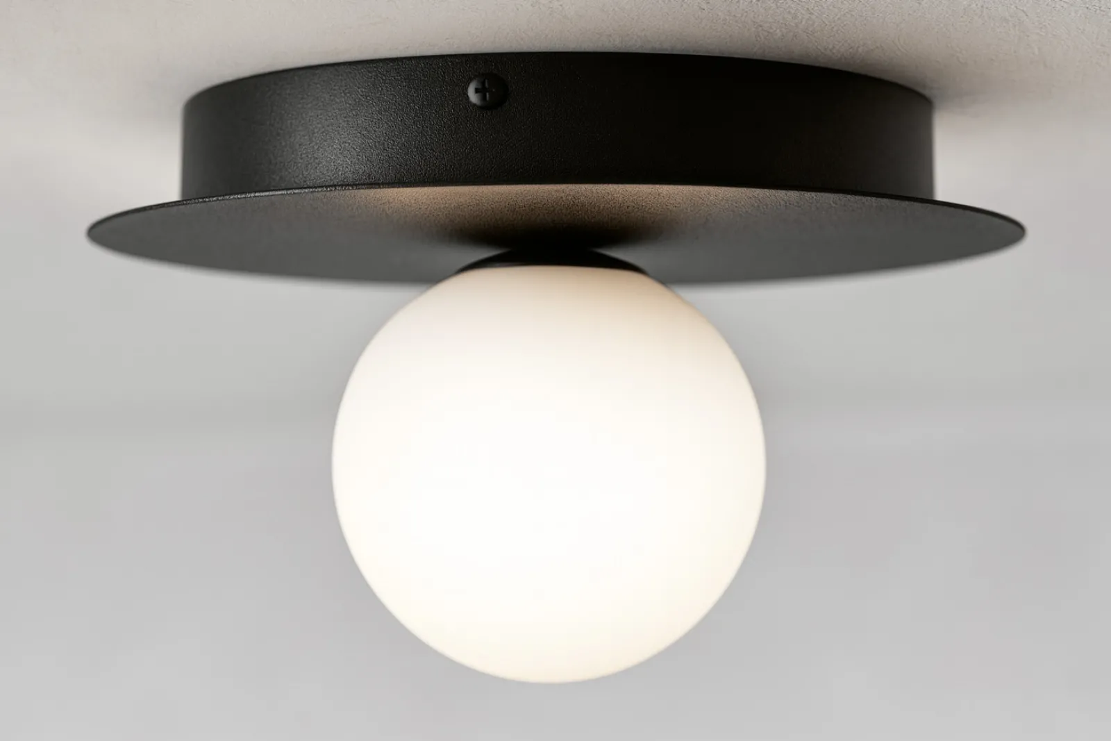 Sklep Kaja Czarna lampa sufitowa z białym kloszem ⌀10 cm K-5438 z serii ROBIN* Plafony Klasyczne|Plafony
