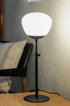 Sklep Kaja Czarna, prosta lampka nocna z mlecznym kloszem 108545 z serii RISE* Nowoczesne Lampki Stołowe