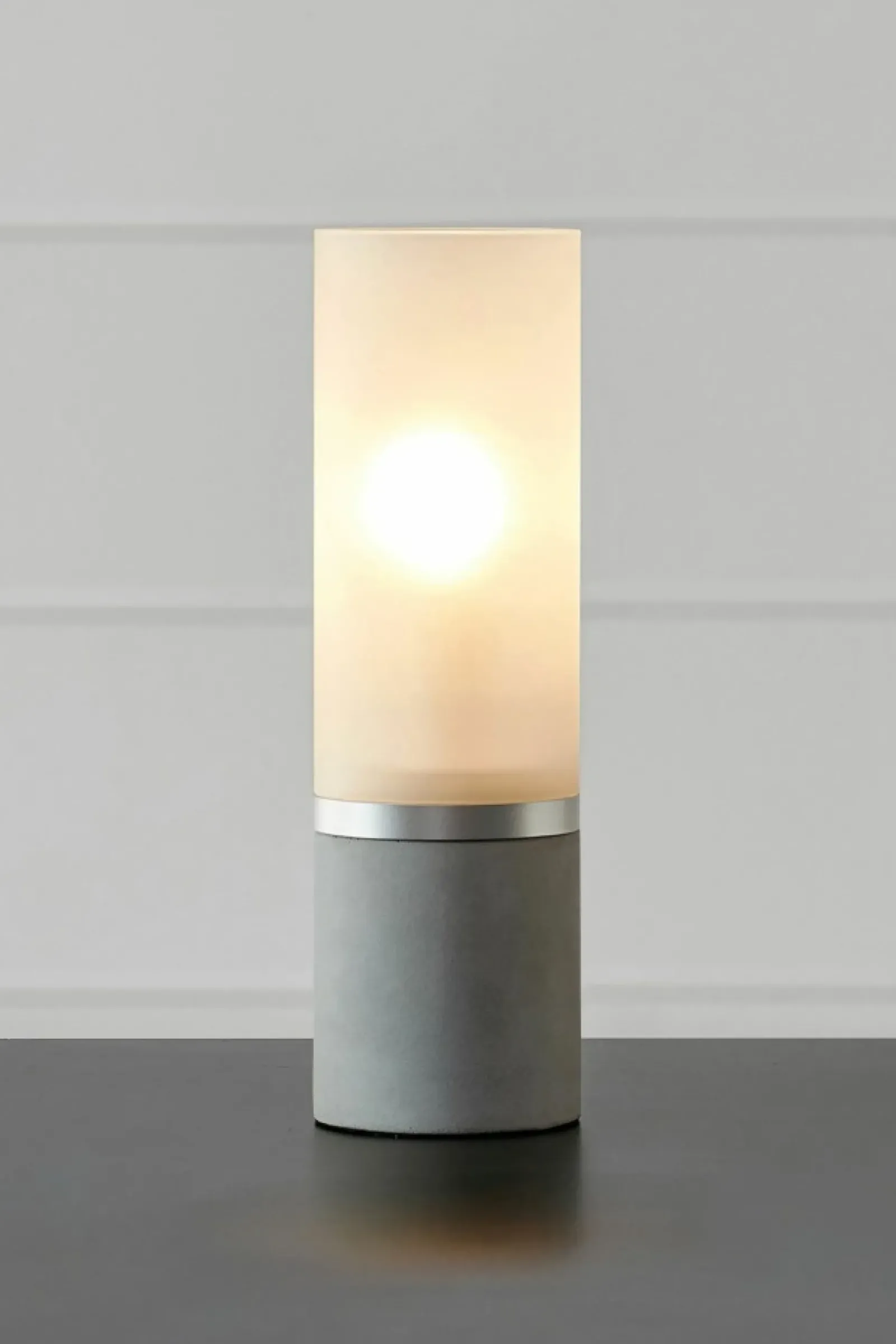 Sklep Kaja Designerska, betonowa lampka nocna typu tuba 108594 z serii MOLO* Nowoczesne Lampki Stołowe