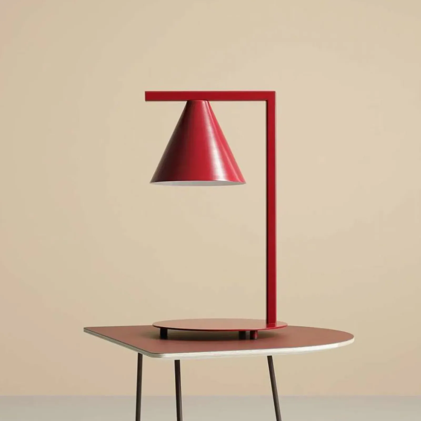 Sklep Kaja Designerska, czerwona lampa stołowa do biura 1108B15 z serii FORM* Lampki Biurkowe|Nowoczesne Lampki Stołowe