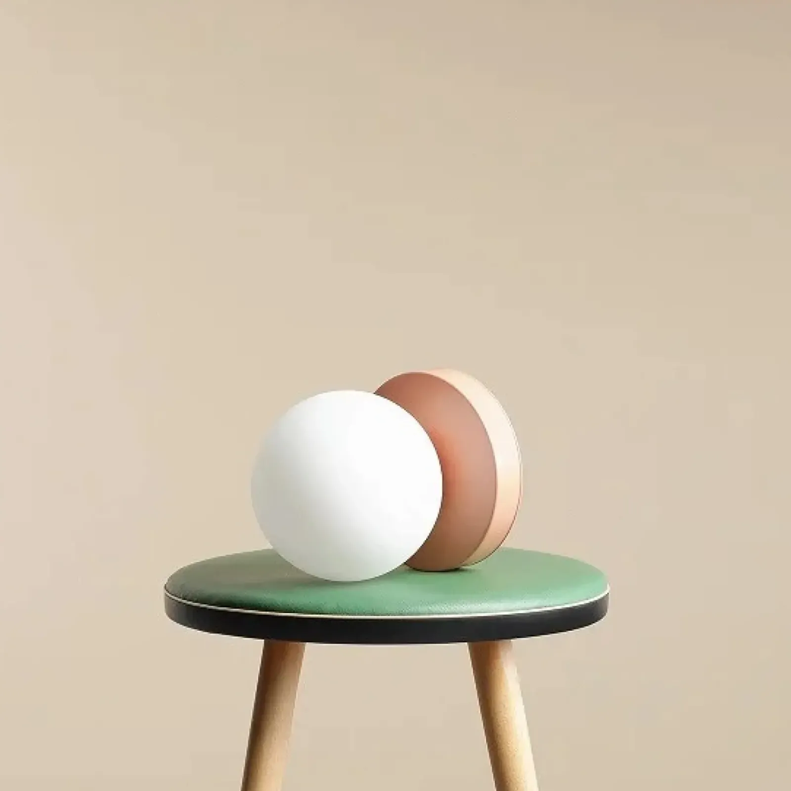 Sklep Kaja Kolorowa lampka z mlecznym kloszem 1076B11_S z serii BALL | Kaja* Nowoczesne Lampki Stołowe
