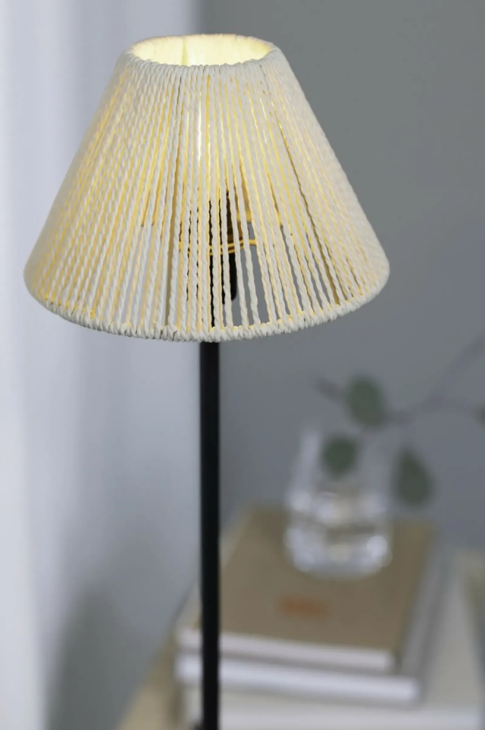 Sklep Kaja Lampa stojąca w stylu eco, z plecionym abażurem 108445 z serii CORDA* Lampy Podłogowe Z Abażurem