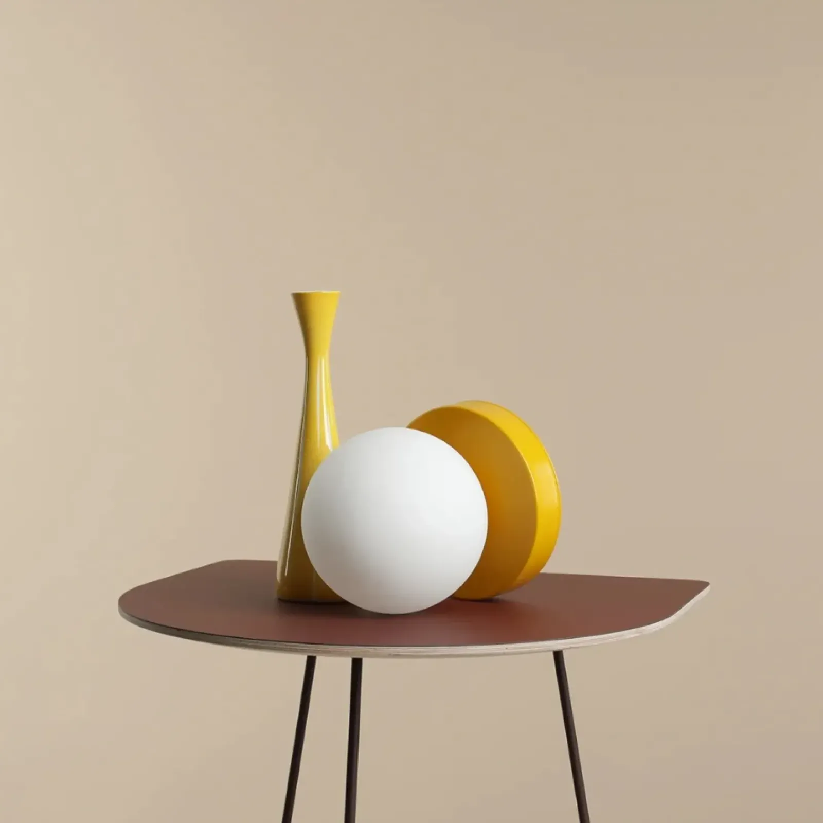Sklep Kaja Modernistyczna lampka stołowa z kulą 1076B14_S z serii BALL | Kaja* Nowoczesne Lampki Stołowe