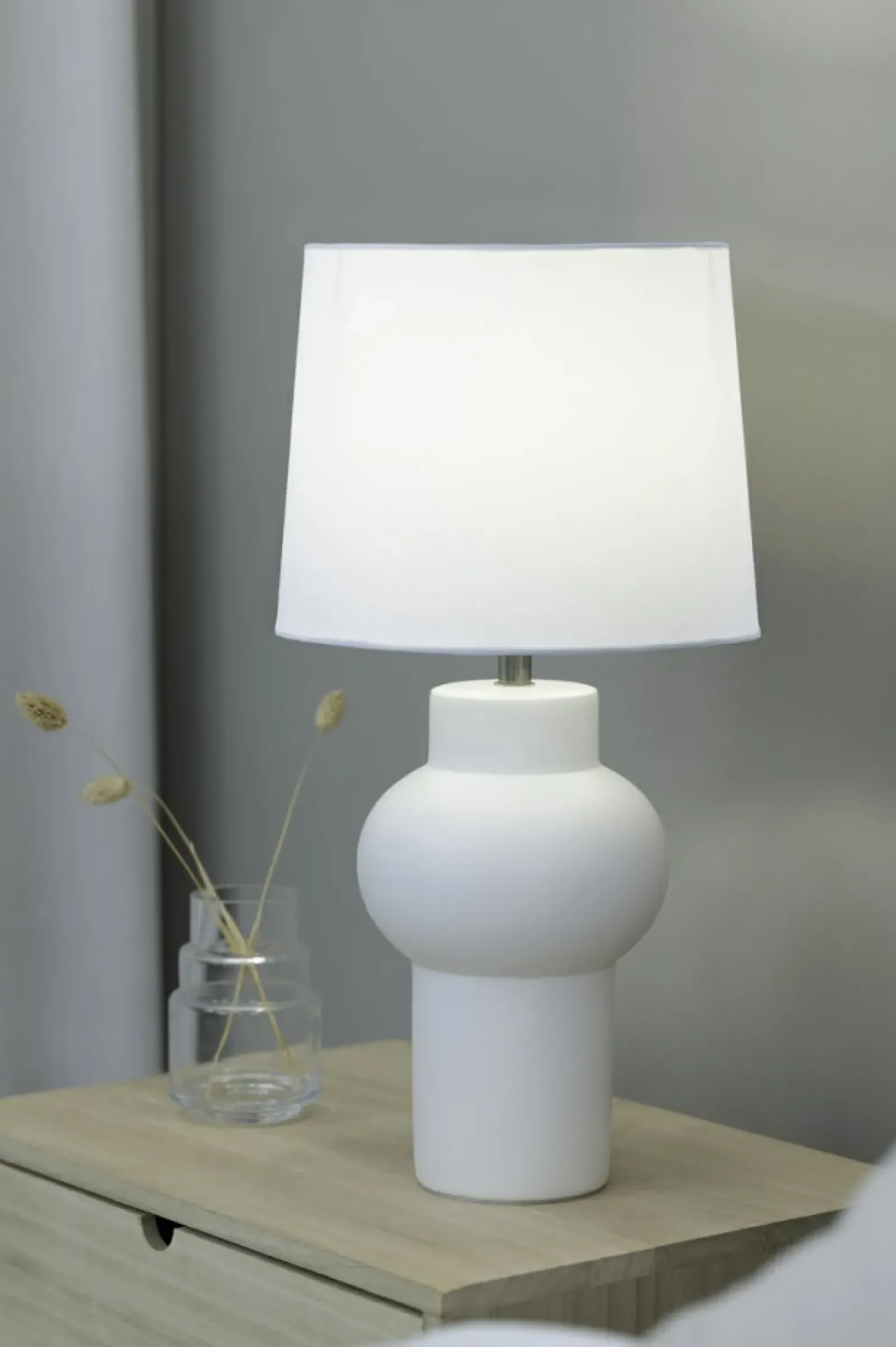 Sklep Kaja Ponadczasowa, biała lampka stołowa do salonu 108450 z serii SHAPE* Nowoczesne Lampki Stołowe
