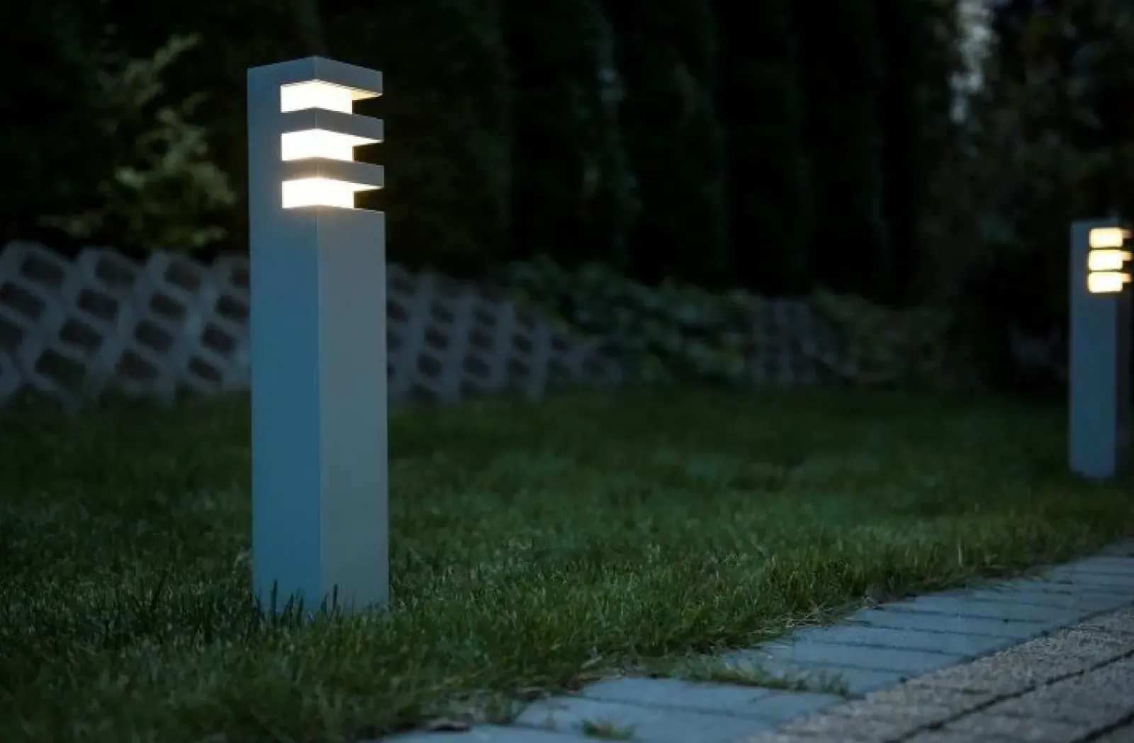 Sklep Kaja Srebrna, prosta lampa stojąca, na żarówkę E27 RADO 2 AL z serii RADO | Kaja Oświ* Lampy Ogrodowe Stojące