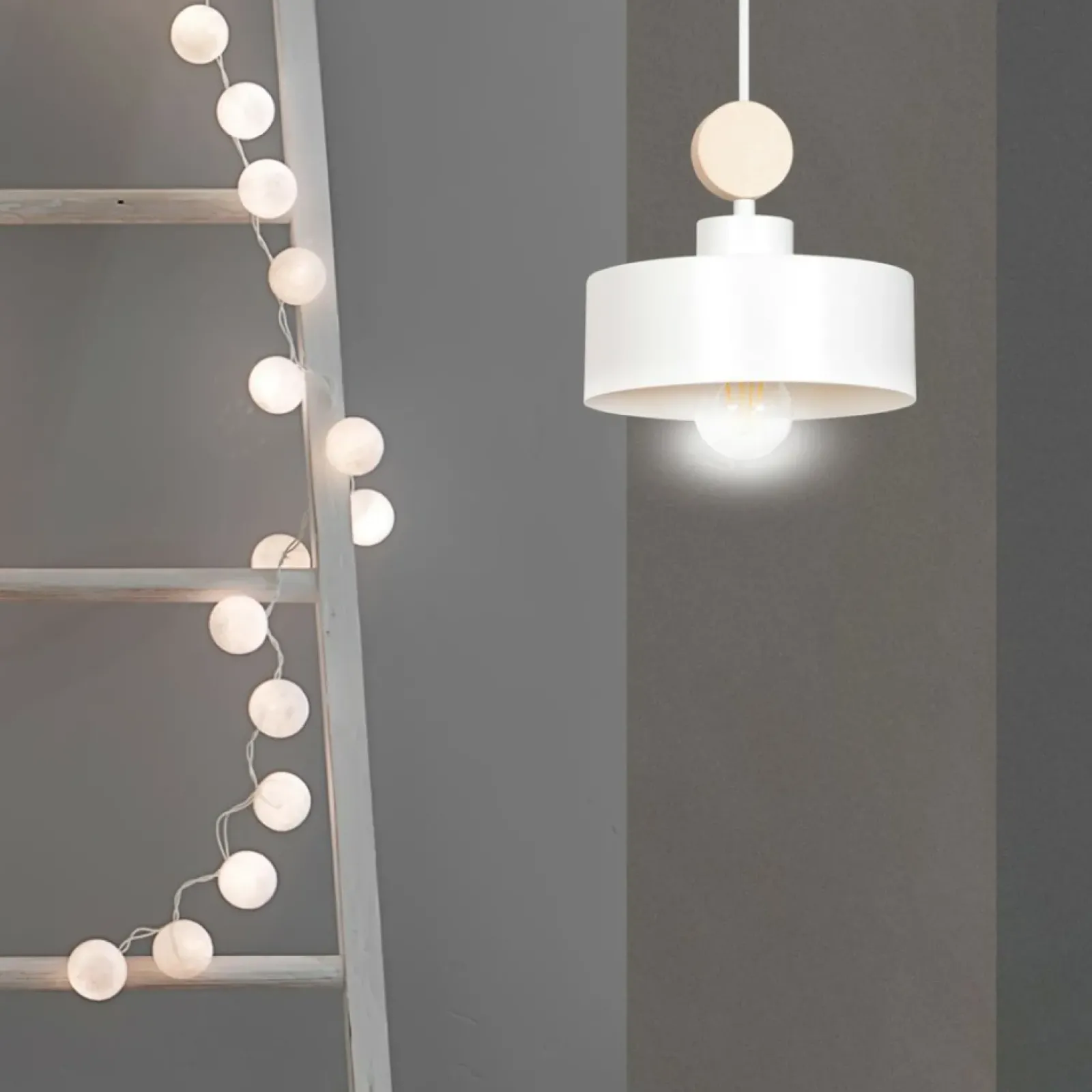 Sklep Kaja Tradycyjna lampa wisząca z ozdobnym elementem 583/1 | Kaja Oświetlenie biały Store