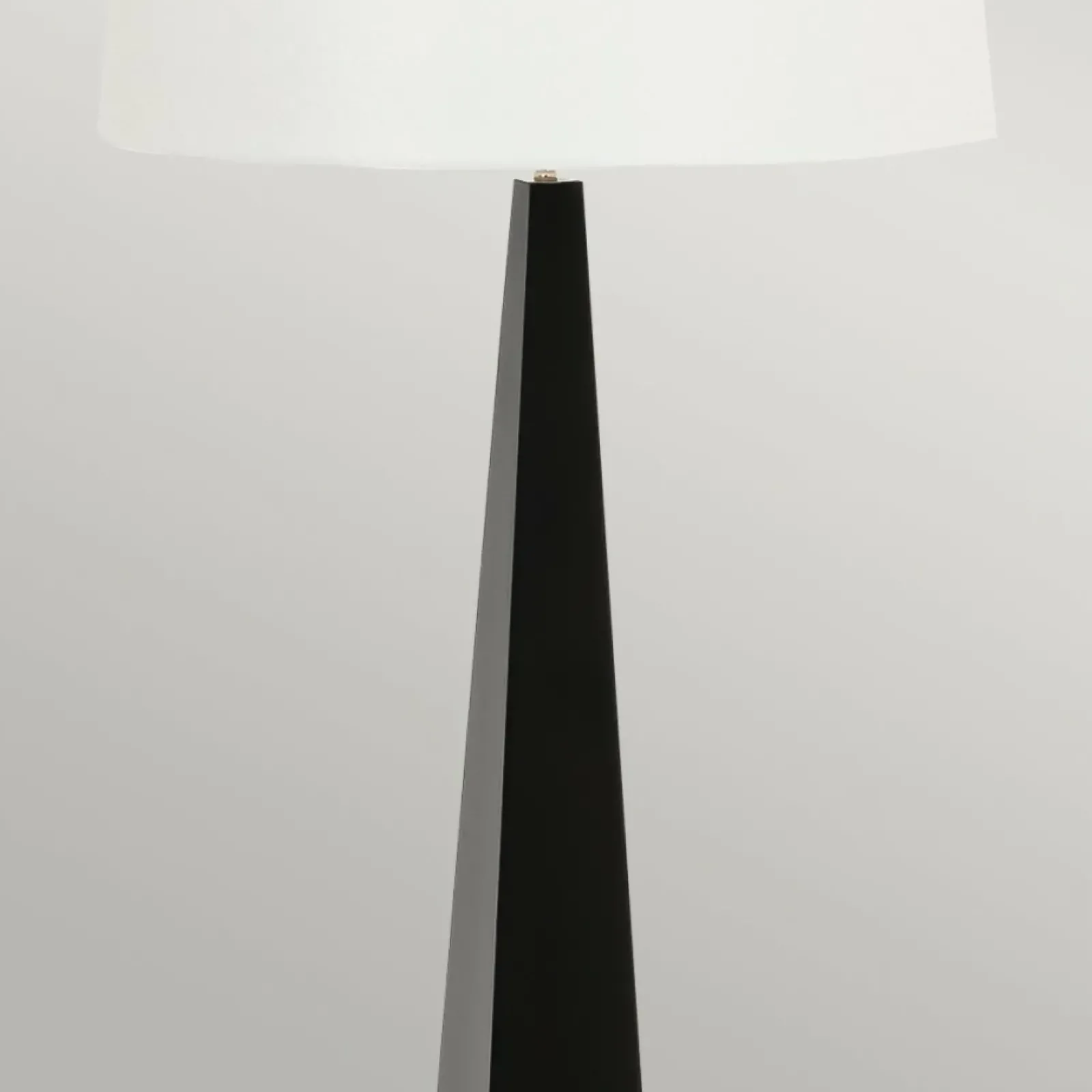 Sklep Kaja Wysoka, czarno-biała lampa podłogowa ASCENT-FL-BLK-W z serii ASCENT* Lampy Podłogowe Z Abażurem|Tradycyjne Lampy Podłogowe